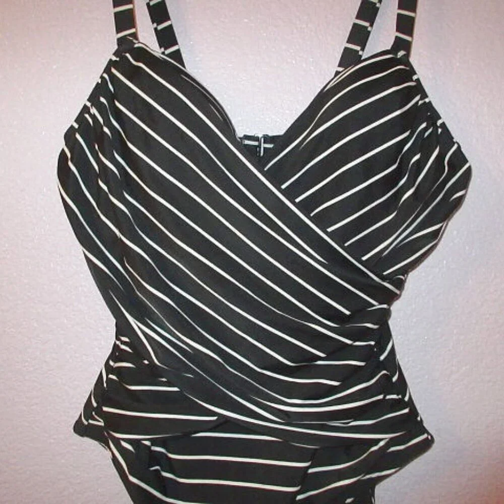 Old Navy Secret Smooth UPF Swimsuit Size 1X One Piece Underwire Wrap Front NWT